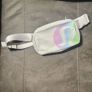 NWOT LULULEMON EVERYWHERE BELTBAG GREY AND MULTICOLOR LOGO